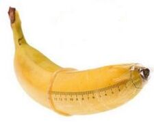 Банан в презервативе имитирует увеличенный хвост